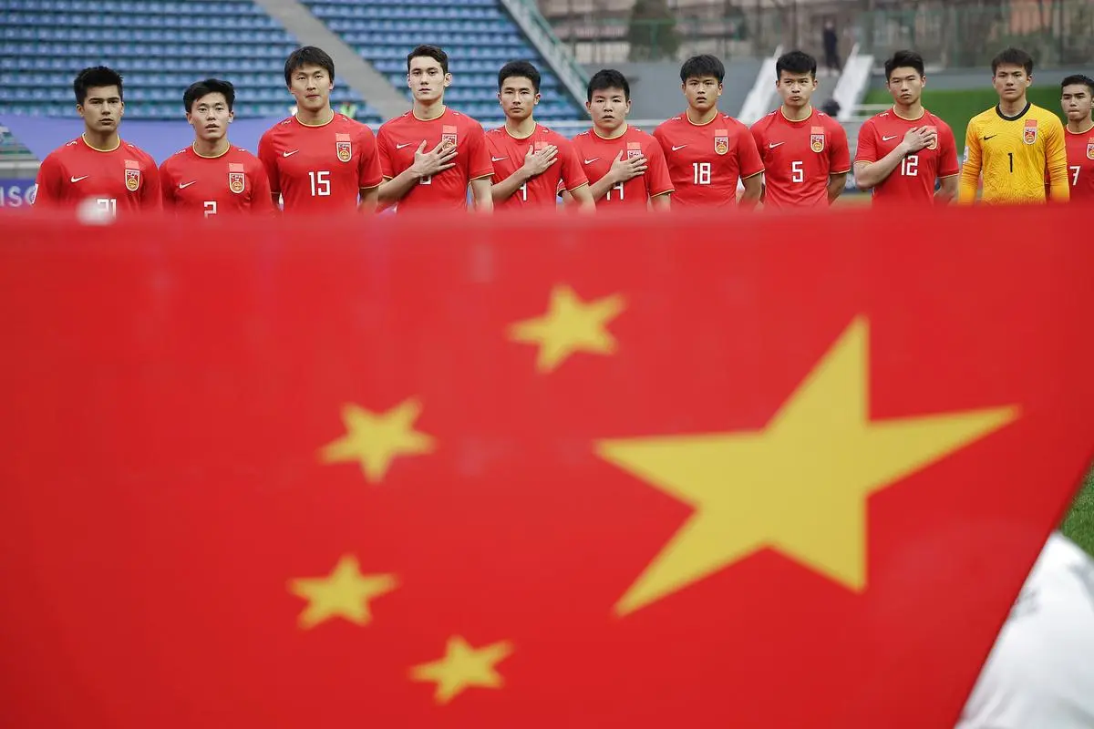 足球场穿长裙拍照姿势 足球场穿长裙拍照姿势